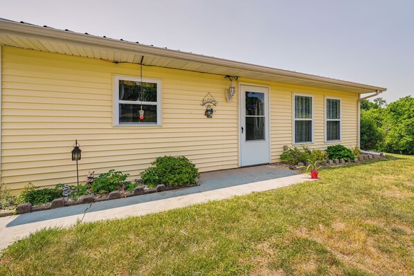 House (2 Bedrooms) | Interior - Charming Smiths Grove Home Near Cave Tours! (Smiths Grove)