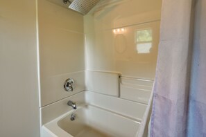 House (2 Bedrooms) | Interior - Charming Smiths Grove Home Near Cave Tours! (Smiths Grove)