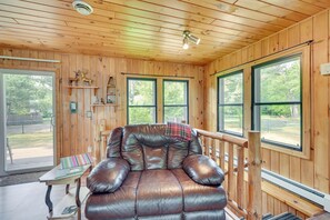 TV - Lakefront Wisconsin Home - Deck, Fire Pit & Kayaks (Stone Lake)