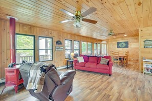 TV - Lakefront Wisconsin Home - Deck, Fire Pit & Kayaks (Stone Lake)