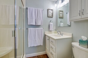 Apartment (1 Bedroom) | Bathroom | Shower - Serene Myrtle Beach Condo w/ Resort Amenities! (Myrtle Beach)
