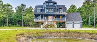 Expansive Georgetown Home w/ Decks & Fire Pit!