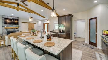 House (5 Bedrooms) | Interior