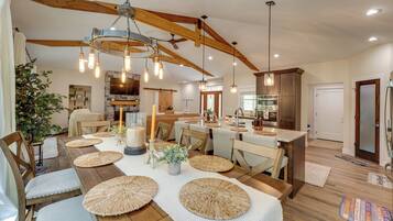 House (5 Bedrooms) | Interior