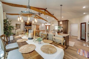 House (5 Bedrooms) | Interior