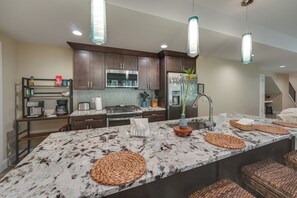 House (5 Bedrooms) | Interior