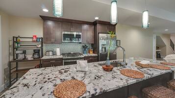 House (5 Bedrooms) | Interior