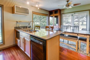 Maison (3 Bedrooms) | Cuisine privée | Micro-ondes, four, plaque de cuisson, lave-vaisselle