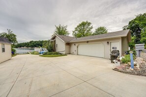 Cottage (2 Bedrooms) | Interior - Charming Battle Creek Cottage w/ Dock! (Battle Creek)