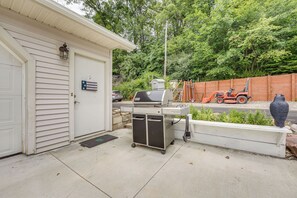 Cottage (2 Bedrooms) | Interior - Charming Battle Creek Cottage w/ Dock! (Battle Creek)