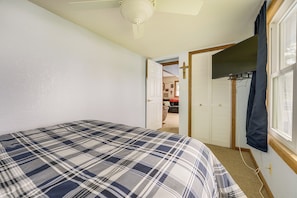 Cottage (2 Bedrooms) | Interior - Charming Battle Creek Cottage w/ Dock! (Battle Creek)