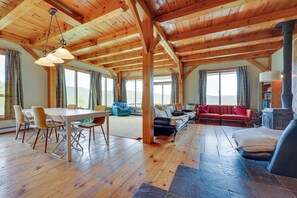 House (5 Bedrooms) | Interior