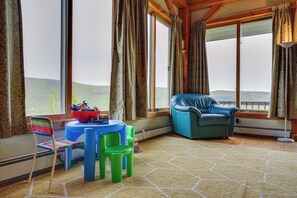 House (5 Bedrooms) | Interior