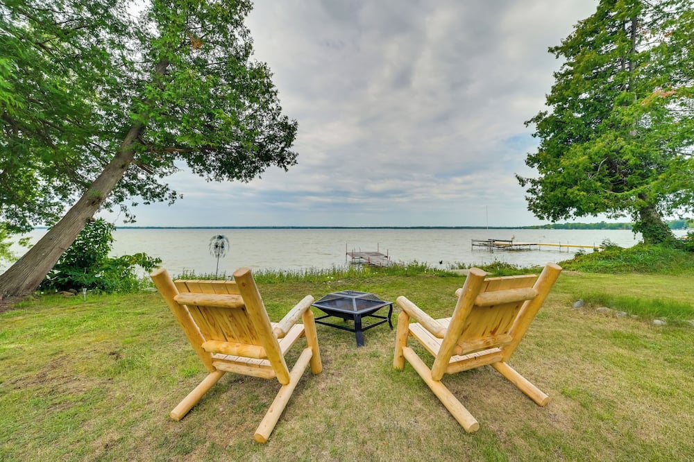 Lakefront Michigan Abode w/ Deck & Fire Pit! - Cheboygan