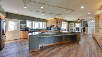 House (5 Bedrooms) | Interior