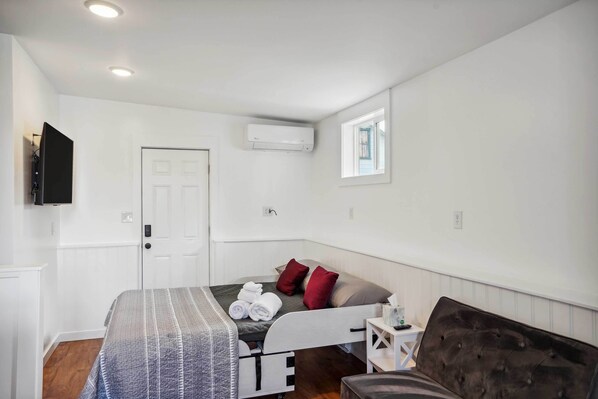 Interior - Kingston Crawfish Cottage Near Catskills! (Kingston)