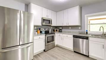 House (4 Bedrooms) | Private kitchen | Microwave, oven, stovetop, dishwasher