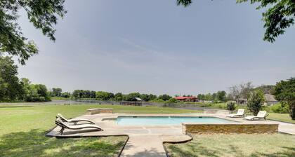 Private Pool & Guest House: Spacious Kemp Home!