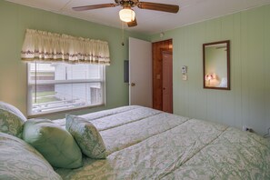 House (2 Bedrooms) | Interior - Satsuma Home w/ Fire Pit + Dunns Creek Access! (Satsuma)