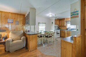House (2 Bedrooms) | Interior - Satsuma Home w/ Fire Pit + Dunns Creek Access! (Satsuma)