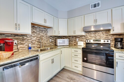 Walk to Lake Keowee: Salem Townhome w/ Deck