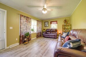 Interior - Secluded Canton Vacation Rental 22 Mi to Asheville (Canton)