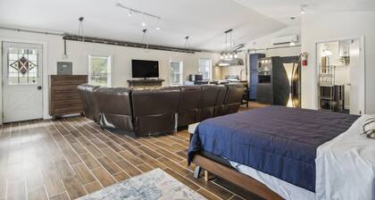 Modern Cambridge Cottage: Walk to Town, Waterfront