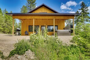 Interior - Modern Lakeside Cabin w/ Mountain Views & Hot Tub! (Lakeside)