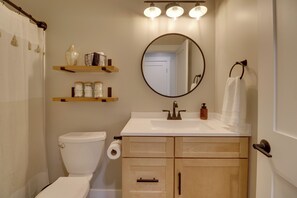 House (2 Bedrooms) | Interior - Lakeside Cabin w/ Hot Tub: 3 Mi to Flathead Lake! (Lakeside)