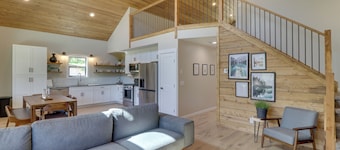 Lakeside Cabin w/ Hot Tub: 3 Mi to Flathead Lake!