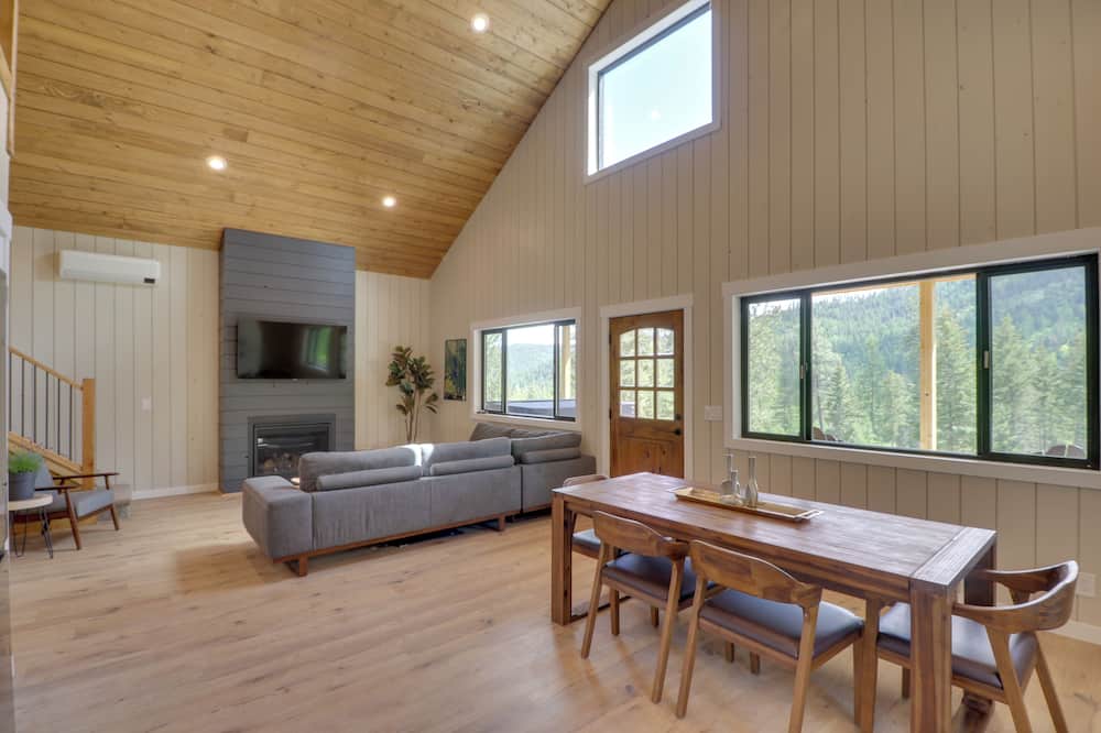 Lakeside Cabin w/ Hot Tub: 3 Mi to Flathead Lake!