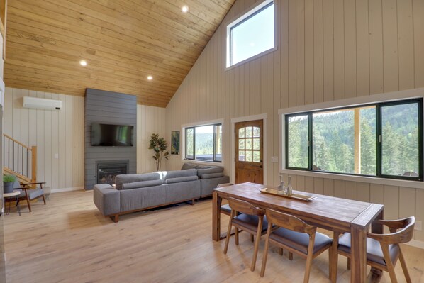 Casa (2 Bedrooms) | Área de sala de estar | Televisión, chimenea y libros 