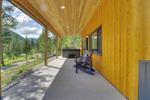 Lakeside Cabin Retreat w/ Private Hot Tub!