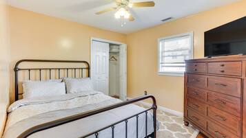 House (2 Bedrooms) | 2 bedrooms, iron/ironing board, bed sheets