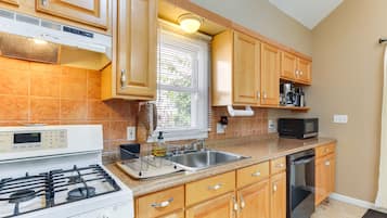 House (2 Bedrooms) | Private kitchen | Microwave, oven, stovetop, dishwasher