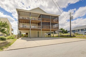 Apartment (4 Bedrooms) | Front of property - Inviting Atlantic Beach Townhome ~ 1/2 Mi to Ocean (Atlantic Beach)