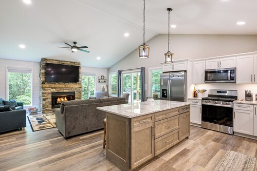 Creekside Cabin in Franklin ~ 8 Mi to Downtown!