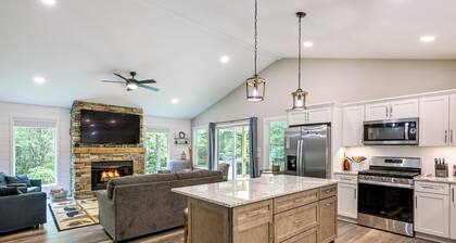 Creekside Cabin in Franklin ~ 8 Mi to Downtown!