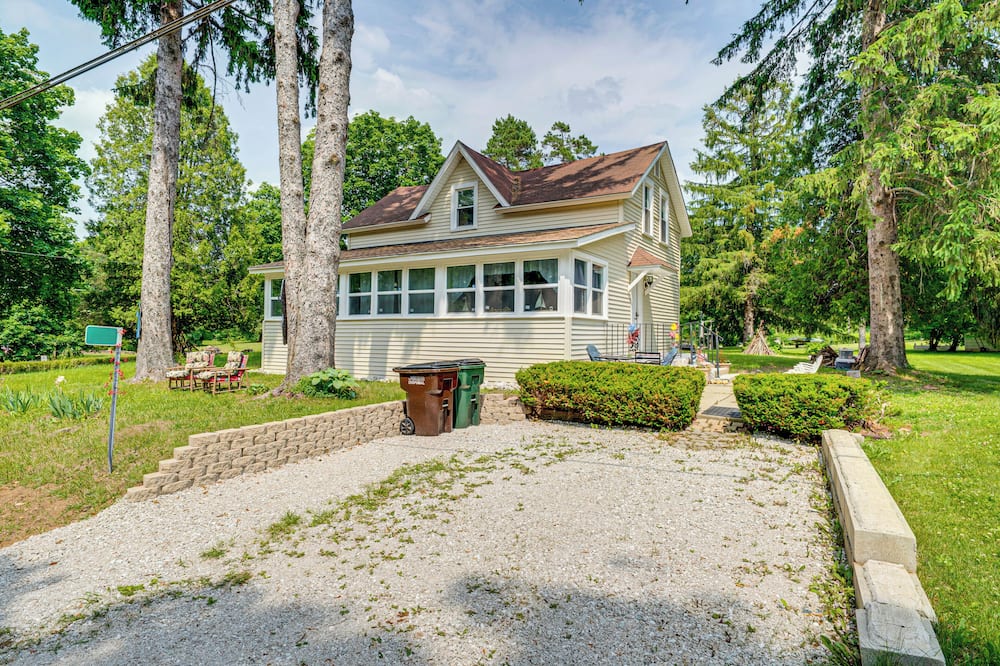 Powers Lake Home w/ Patio - 9 Mi to Lake Geneva! - Lyons, WI
