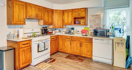Powers Lake Home w/ Patio - 9 Mi to Lake Geneva!