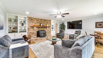 House (4 Bedrooms) | Front of property