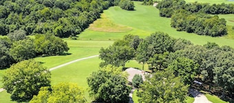 Expansive Fayetteville Retreat: 11 Mi to U of A!