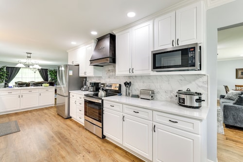 Expansive Fayetteville Retreat: 11 Mi to U of A!