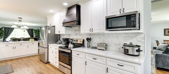 Expansive Fayetteville Retreat: 11 Mi to U of A!