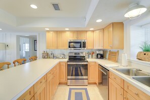 Interior - Atlantic Beach Condo - Walk to Beaches! (Atlantic Beach)