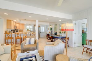 Interior - Atlantic Beach Condo - Walk to Beaches! (Atlantic Beach)