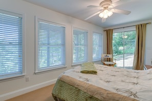 Interior - Fireside Relaxation: Smoky Mountain Gem w/ Hot Tub (Franklin)