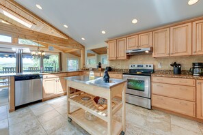 Interior - Fireside Relaxation: Smoky Mountain Gem w/ Hot Tub (Franklin)