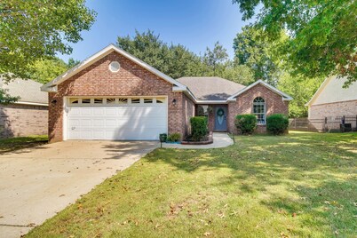 Charming Arkansas Retreat w/ Deck, Near Downtown!