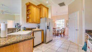 House (4 Bedrooms) | Private kitchen | Microwave, oven, stovetop, dishwasher